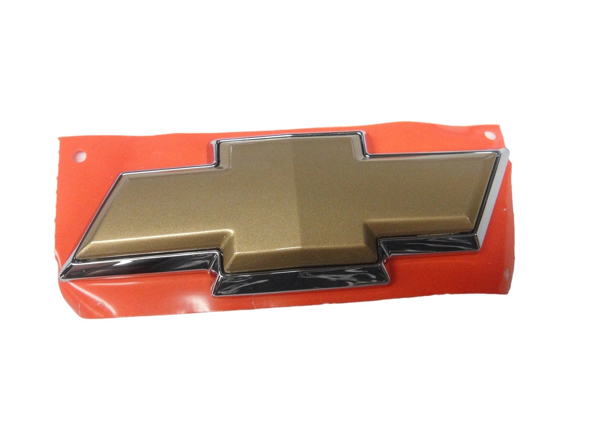 EMBLEMA TAPA BAUL CHEVROLET CORSA WAGON 2009/